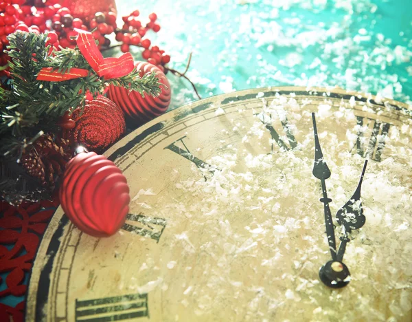 Relógio de Natal e ramos de abeto cobertos de neve — Fotografia de Stock