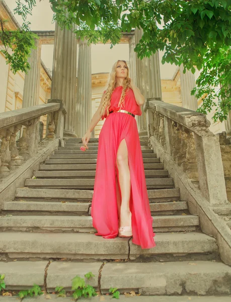 Mulher loira bonita em vestido longo ao ar livre — Fotografia de Stock