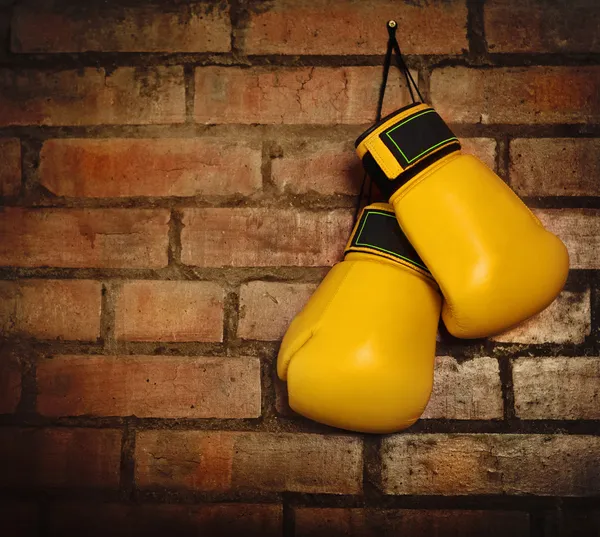 Пара жёлтых боксерских перчаток — стоковое фото