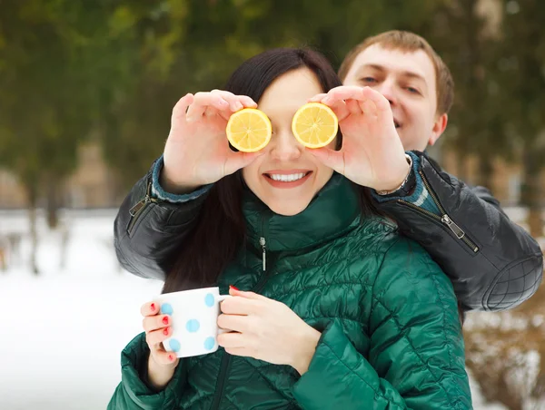 Gelukkige jonge paar in de winter park — Stockfoto