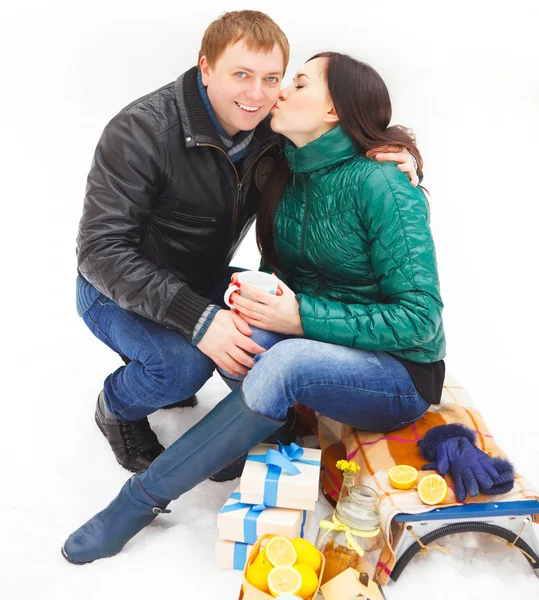 Pareja joven feliz en el Parque de Invierno — Foto de Stock