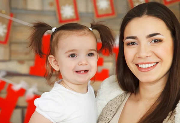 Feliz madre sonriente con hija —  Fotos de Stock