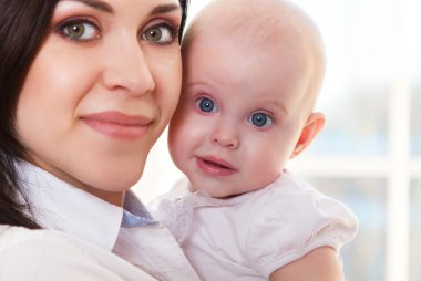 altı aylık bir bebek kız mutlu gülümseyen anne