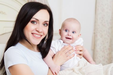 altı aylık bir bebek kız mutlu gülümseyen anne