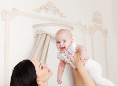 altı aylık bir bebek kız mutlu gülümseyen anne