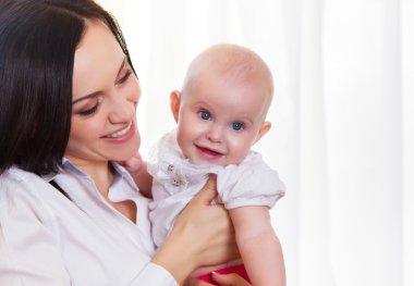 altı aylık bir bebek kız mutlu gülümseyen anne