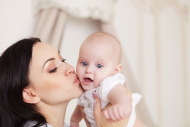 altı aylık bir bebek kız mutlu gülümseyen anne