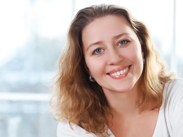 Ritratto di una felice donna bionda sorridente — Foto Stock