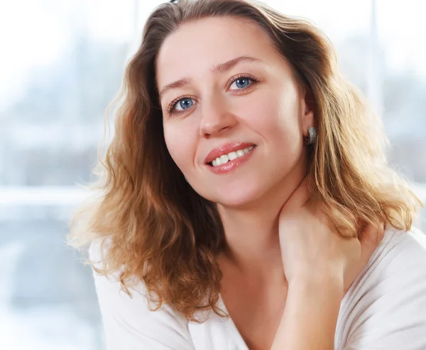 Retrato de uma mulher loira sorridente feliz — Fotografia de Stock