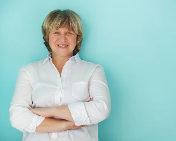 Mujer de mediana edad con sonrisa feliz — Foto de Stock