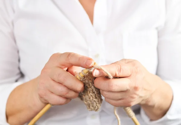 Middle age woman knitting — Stock Photo, Image