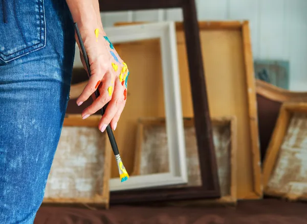 Närbild av en konstnär handen håller pensel — Stockfoto