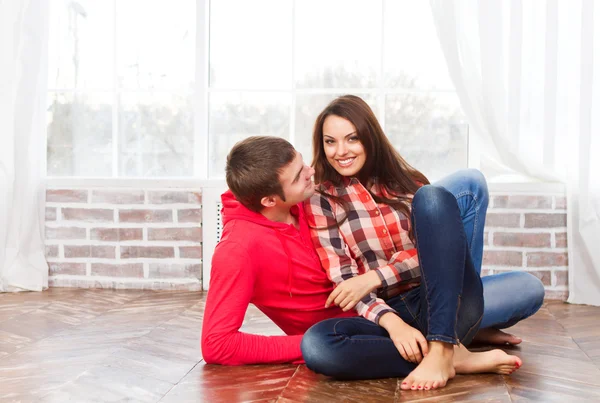 Casal apaixonado em casa relaxante — Fotografia de Stock