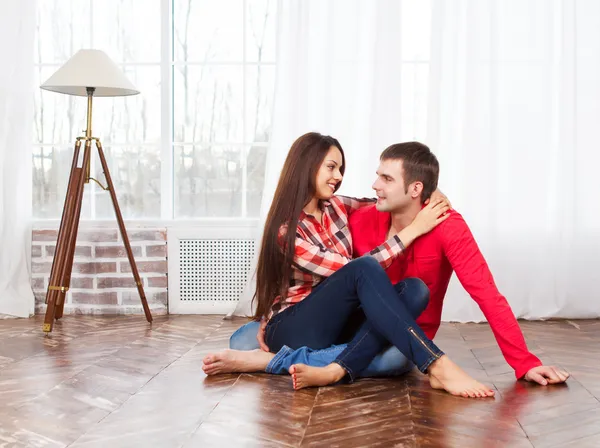 Casal em casa relaxante no chão — Fotografia de Stock