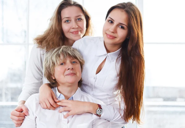 一个成熟的母亲和成人的女儿和青少年 granddau 的肖像 — 图库照片
