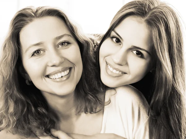 Black and white close up portrait of a mother and teen daughter — Stock Photo, Image