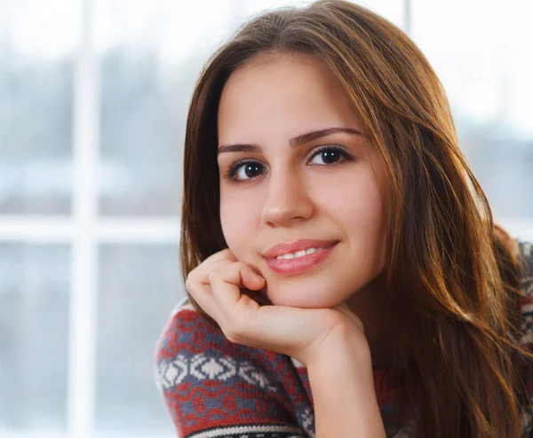 Portret van een mooi schattig tiener meisje close-up — Stockfoto