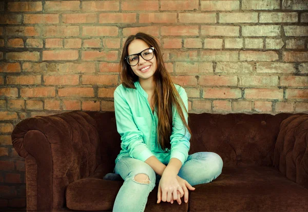 Portrait of a beautiful cute teen girl in the living room — Stock Photo, Image