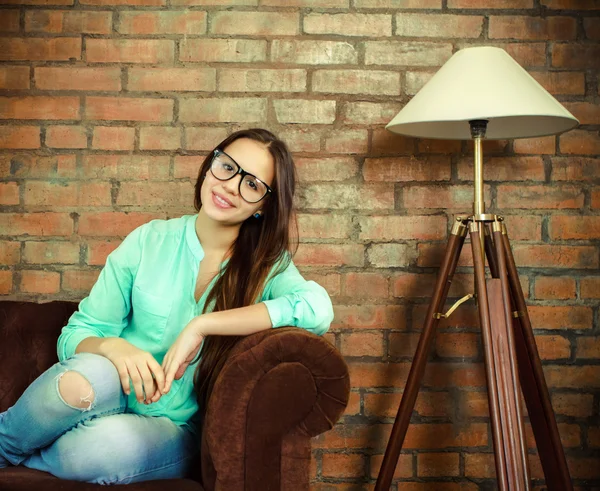 Portret van een mooi schattig tiener meisje in de woonkamer — Stockfoto