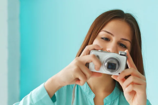 Portret piękne słodkie dziewczyny nastolatki z cyfrowego aparatu fotograficznego — Zdjęcie stockowe