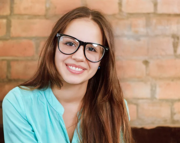 Primer plano retrato de un hermoso lindo adolescente chica — Foto de Stock