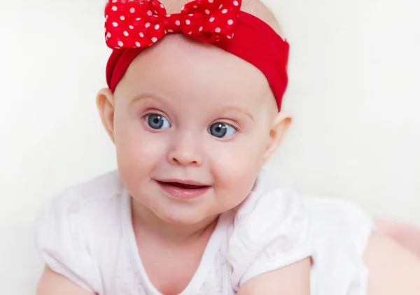 Portret van de zes maanden oude baby binnen — Stockfoto