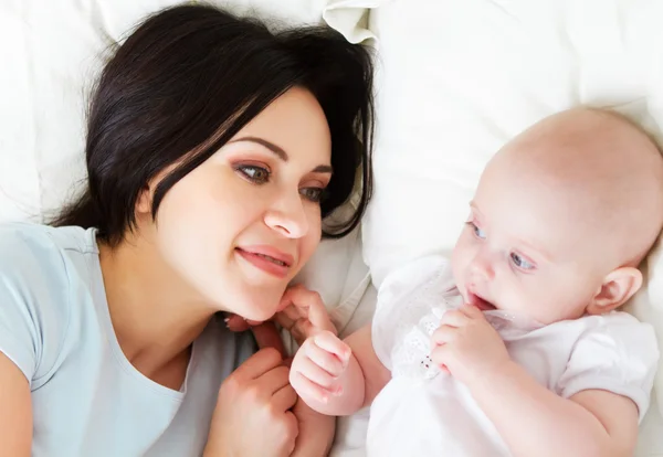 Feliz madre sonriente con niña de seis meses — Foto de Stock