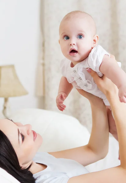 Glücklich lächelnde Mutter mit sechs Monate altem Mädchen — Stockfoto