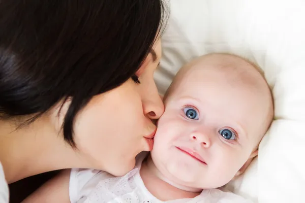 Felice madre sorridente con bambina di sei mesi — Foto Stock