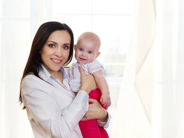 Felice madre sorridente con bambina di sei mesi — Foto Stock