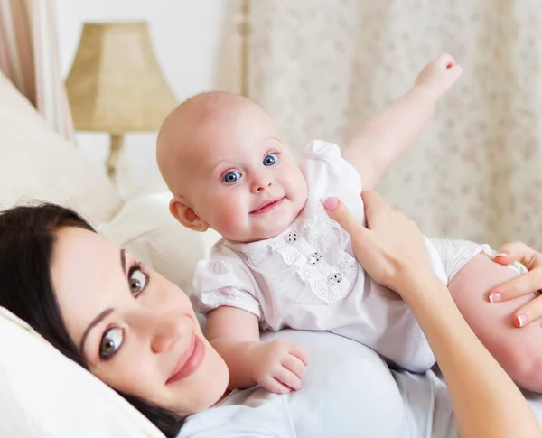 Szczęśliwy uśmiechający się matka z sześciu miesięcy dziewczynka — Zdjęcie stockowe