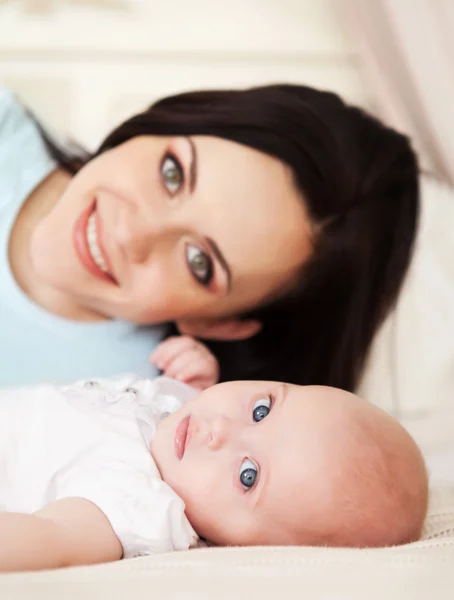 与六个月大的女婴室内的幸福母亲 — 图库照片
