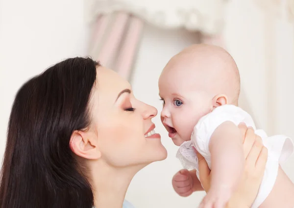 Gelukkig lachend moeder met zes maanden oude babymeisje — Stockfoto