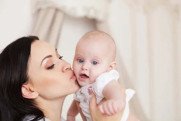 Glücklich lächelnde Mutter mit sechs Monate altem Mädchen — Stockfoto