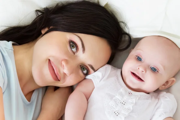 Felice madre sorridente con bambina di sei mesi — Foto Stock