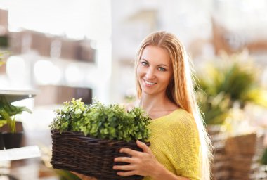 genç bir kadın çiçek Bahçe Merkezi satın