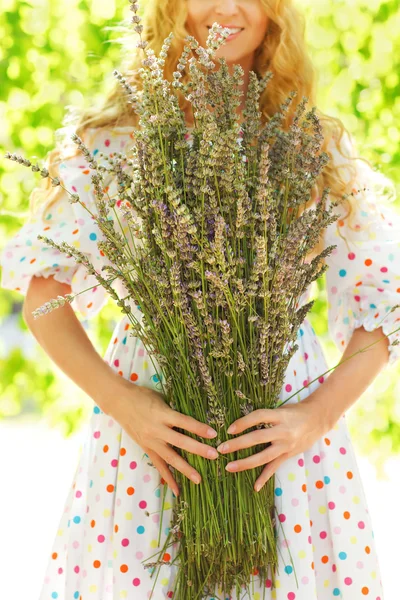 Donna romantica con lunghi capelli biondi con bouquet di lavanda — Foto Stock