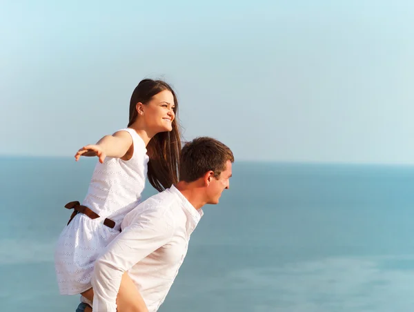 Jonge gelukkige paar verliefd in zomerdag — Stockfoto