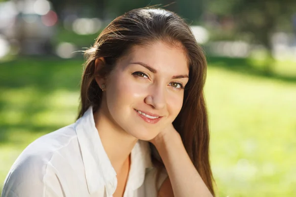 Portret van jonge mooie vrouw, op groene zomer achtergrond — Stockfoto