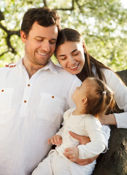 Gelukkig jonge gezin met babymeisje buitenshuis — Stockfoto