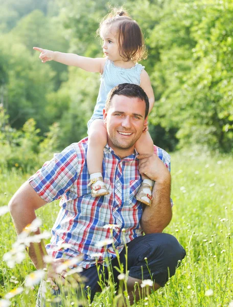 Szczęśliwy młody ojciec z małą córkę na zewnątrz — Zdjęcie stockowe