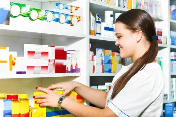 Vrouwelijke pharmacist bij de apotheek — Stockfoto
