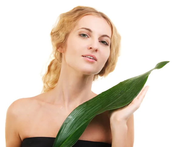 Retrato da beleza jovem loira com folha verde — Fotografia de Stock