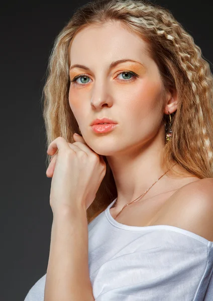 Portret uroda makijaż młody blond kobieta z — Zdjęcie stockowe