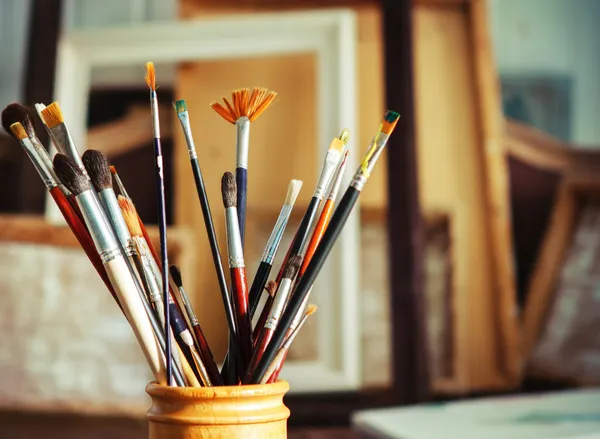 Close up of painting brushes in studio of artist — Stock Photo, Image