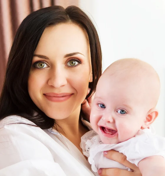 6 ヶ月歳の女の赤ちゃんを持つ母親を幸せ笑顔 — ストック写真