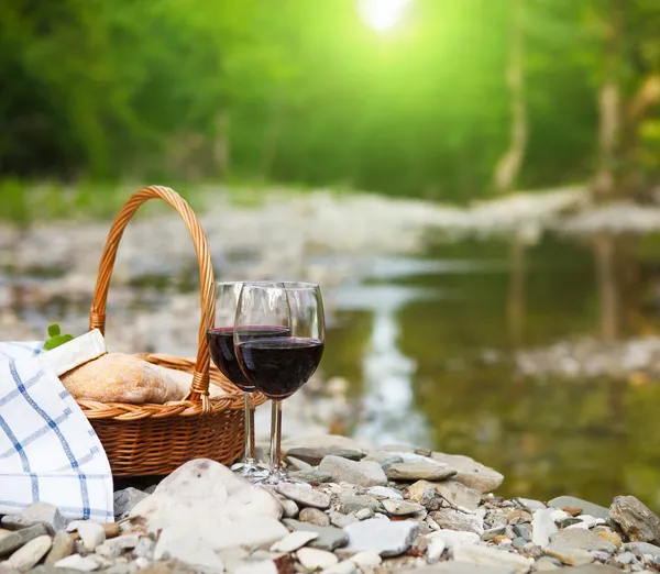 Vinho tinto, queijo e pão servidos em um piquenique — Fotografia de Stock