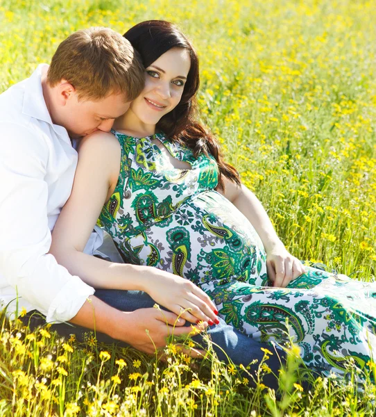 Jonge gelukkige paar in de liefde in de bloeiende lente park — Stockfoto