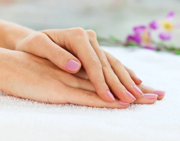 Primer plano de las uñas de la mujer muy bien cuidado — Foto de Stock