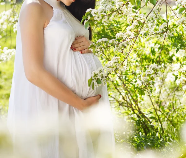 Porträtt av vacker gravid kvinna i vit klänning — Stockfoto